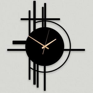 Peut inclure: Une horloge murale noire dotée d'un cadran circulaire avec de fines aiguilles dorées. Le design intègre une série de barres noires verticales et horizontales de longueurs variées qui dépassent du cercle central, créant un motif géométrique asymétrique.
