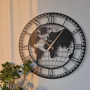 Moderne metalen grote wandklok, minimalistische ongebruikelijke wandklokken, wereldkaartkunst, reizigerscadeau