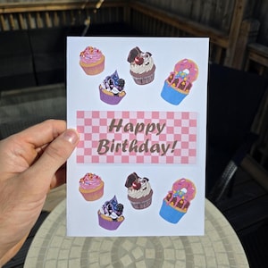 Biglietto di auguri di compleanno con cupcakes, colori pastello
