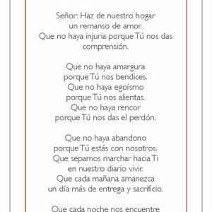 Op de afbeelding: Een trouwgeloftekaart met een bruine achtergrond en witte tekst. De tekst luidt "Señor: Haz de nuestro hogar un remanso de amor. Que no haya injuria porque Tú nos das comprensión. Que no haya amargura porque Tú nos bendices. Que no haya egoísmo porque Tú nos alientas. Que no haya rencor porque Tú nos das el perdón. Que no haya abandono porque Tú estás con nosotros. Que sepamos marchar hacia Ti en nuestro diario vivir. Que cada mañana amanezca un día más de entrega y sacrificio. Que cada noche nos encuentre con más amor de esposos. Haz Señor, de nuestras vidas que quisiste unir una página llena de Ti."