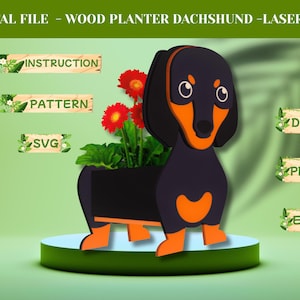 Puede incluir: Un jardinera de madera con forma de perro salchicha cortada con láser, negra y naranja, con flores rojas. La jardinera está sobre una plataforma verde. El texto incluye "DIGITAL FILE - WOOD PLANTER DACHSHUND - LASER CUT", "INSTRUCTION", "PATTERN", "SVG", "DXF", "PDF" y "EPS".