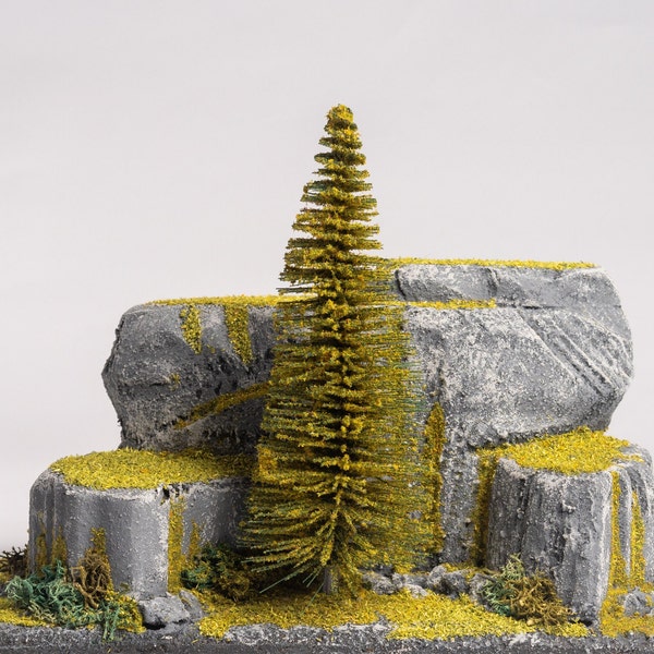 Terreno de mesa, 'RockyForest Battleground E, base de aproximadamente 12 x 20 cm, pintado y listo para jugar