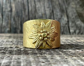 Anillo Edelweiss en oro amarillo de 18 quilates: anillo artesanal con acabado martillado, joya inspirada en la naturaleza de la región de Algovia.