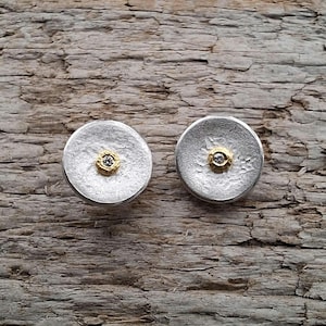 Zarte Ohrstecker 925 Silber & 999 Gold mit lupenreinem Brillant IF 1 mm – handgefertigte Unikate, strukturierte Schälchen, zeitloser Alltag