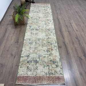 Tapete turco vintage, passadeira de 2,7 x 10,8 pés, patchwork verde e marrom.