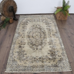 Puede incluir: Un letrero de madera rústico con el texto "Welcome to our home" en letras blancas. El letrero presenta un acabado envejecido y un diseño sencillo y acogedor, perfecto para la decoración de la puerta principal.