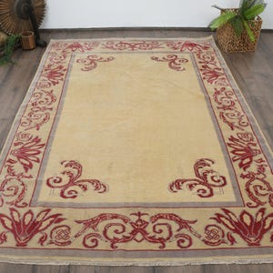 Tapete turco vintage, elegante design floral vermelho, 1,5 x 2,4 m, fundo bege, decoração para casa