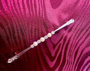 Art Deco era brooch 750. Rose gold and white gold diamonds natural pearl