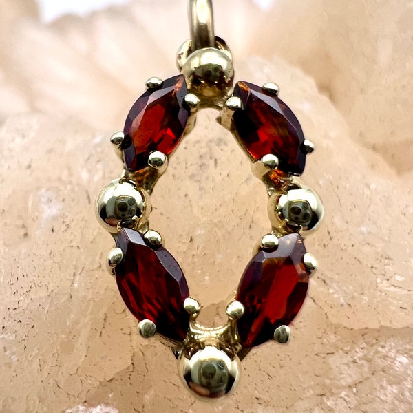 Fantasy garnet pendant 333 yellow gold 8K.