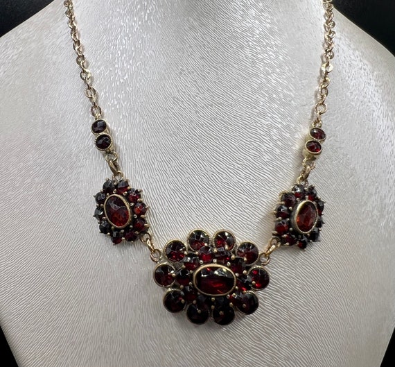 Antique Garnet Necklace 333/000 8K. Gold