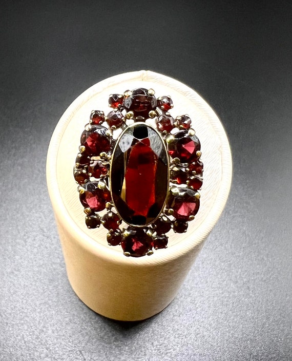 Antique ring garnet 333/000 8K. gold