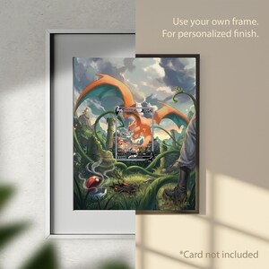 Puede incluir: Una impresión de arte mural rectangular con una carta coleccionable Charizard V centrada sobre una ilustración detallada de un dragón volando sobre un paisaje herboso con enredaderas, una pequeña fogata y una pierna. Texto: Use your own frame. For personalized finish. *Card not included.