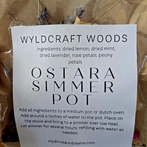 Könnte beinhalten: Eine Packung mit der Aufschrift "WYLD CRAFT WOODS OSTARA SIMMER POT" mit Anweisungen. Zutaten sind getrocknete Zitrone, Minze, Lavendel, Rosenblüten und Pfingstrosenblüten. Die Packung ist mit getrocknetem Lavendel versiegelt.