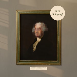 Può includere: Un ritratto incorniciato di un uomo con un viso pixelato. Il ritratto è in una cornice verde scuro e lo sfondo è nero. Il testo "GREENHOUSE HOTEL ORIGINAL & VINTAGE DECOR" è sotto la cornice.