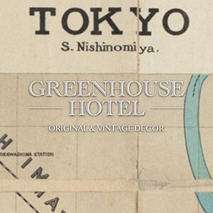 Puede incluir: Un cartel vintage para el Greenhouse Hotel en Tokio, Jap&oacute;n. El cartel est&aacute; impreso en un fondo crema con texto negro. El texto dice "TOKYO S. Nishinomiya. GREENHOUSE HOTEL ORIGINAL & VINTAGE DECOR".