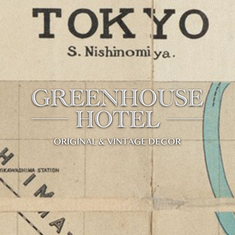 Puede incluir: Un cartel vintage para el Greenhouse Hotel en Tokio, Jap&oacute;n. El cartel est&aacute; impreso en un fondo crema con texto negro. El texto dice "TOKYO S. Nishinomiya. GREENHOUSE HOTEL ORIGINAL & VINTAGE DECOR".