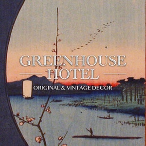 Puede incluir: Una impresi&oacute;n vintage de estilo japon&eacute;s de una cordillera, un r&iacute;o y una rama de cerezo en flor con flores rosas. El texto "GREENHOUSE HOTEL" est&aacute; en letras blancas sobre un fondo de puesta de sol rojo y naranja. El texto "ORIGINAL & VINTAGE DECOR" est&aacute; debajo del nombre del hotel.