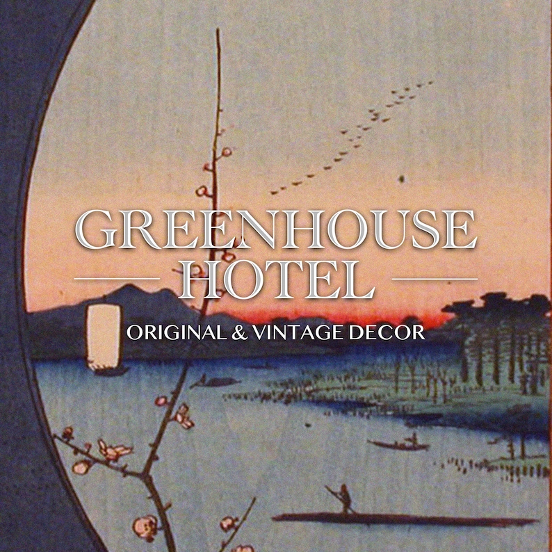 Puede incluir: Una impresi&oacute;n vintage de estilo japon&eacute;s de una cordillera, un r&iacute;o y una rama de cerezo en flor con flores rosas. El texto "GREENHOUSE HOTEL" est&aacute; en letras blancas sobre un fondo de puesta de sol rojo y naranja. El texto "ORIGINAL & VINTAGE DECOR" est&aacute; debajo del nombre del hotel.