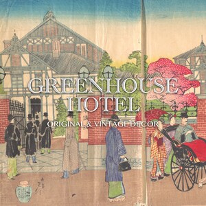 Puede incluir: Una estampa japonesa vintage en madera que representa un edificio tradicional japon&eacute;s con el texto "GREENHOUSE HOTEL ORIGINAL & VINTAGE DECOR" sobre la entrada. Personas caminan frente al edificio, y un rickshaw es tirado por un hombre.