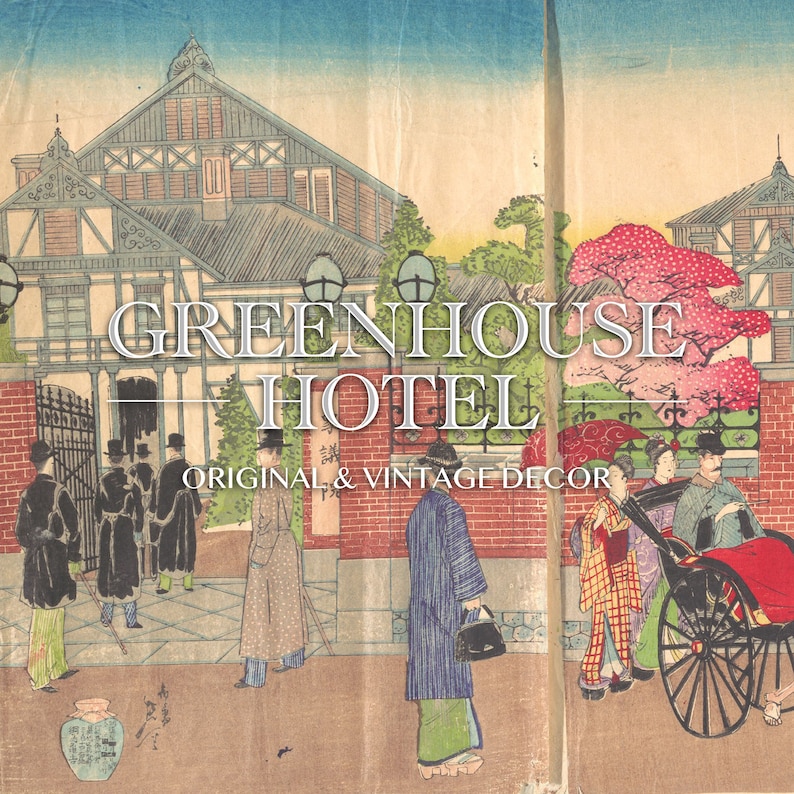 Puede incluir: Una estampa japonesa vintage en madera que representa un edificio tradicional japon&eacute;s con el texto "GREENHOUSE HOTEL ORIGINAL & VINTAGE DECOR" sobre la entrada. Personas caminan frente al edificio, y un rickshaw es tirado por un hombre.