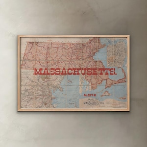 Könnte beinhalten: Gerahmte Vintage-Karte von Massachusetts mit roter Überlagerung und dem Staatsnamen. Die Karte hat ein Rastermuster und zeigt Straßen und Wasserwege. Der Rahmen besteht aus hellem Holz.