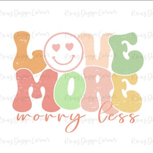 Pode incluir: Um design digital com o texto "Love More Worry Less" em um estilo de fonte retrô, colorido e groovy. O design inclui um rosto sorridente com corações para os olhos. O design é perfeito para criar camisetas, canecas, bolsas de mão e outros produtos.