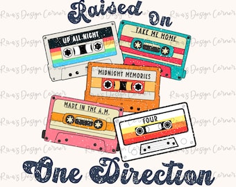 Op de afbeelding: Een digitaal ontwerp met vijf vintage cassettebandjes met de songtitels "Up All Night", "Take Me Home", "Midnight Memories", "Made in the A.M." en "Four", gerangschikt rond de tekst "Raised On One Direction".