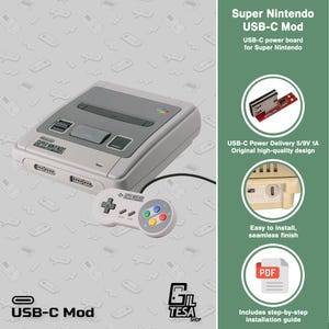 Puede incluir: Una consola de juegos Super Nintendo y un mando con una modificación de placa de alimentación USB-C. La imagen muestra una placa de circuito roja, un puerto de consola con entrada USB-C y un icono PDF, con texto Super Nintendo USB-C Mod y 5/9V 1A.