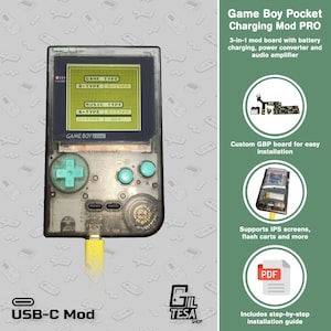 Op de afbeelding: Een transparante Game Boy Pocket met een gele USB-C oplaadkabel. Het scherm toont een groen menu. Het heeft turquoise knoppen en een turquoise D-pad. Tekst op de afbeelding luidt "Game Boy Pocket Charging Mod PRO" en "USB-C Mod".