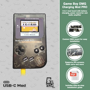 Può includere: Un Game Boy DMG modificato con il gioco Tetris visualizzato sullo schermo. Il dispositivo ha una mod USB-C e include una scheda di mod di ricarica. L'immagine mostra anche i dettagli sulla mod, tra cui la facile installazione e il supporto per gli schermi IPS.