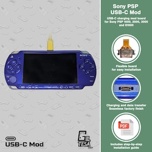Op de afbeelding: Een blauwe Sony PSP handheld gameconsole met een gele USB-C oplaadkabel. De afbeelding bevat tekst die zegt "Sony PSP USB-C Mod" en details over de mod board voor PSP modellen 1000, 2000, 3000 en E1000.