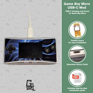 Peut inclure: Une console Game Boy Micro avec un motif bleu et noir, connectée à un câble de chargement USB-C blanc. L'image comprend le texte "Game Boy Micro USB-C Mod" et des détails sur la carte de modification, y compris une installation facile et une finition parfaite.