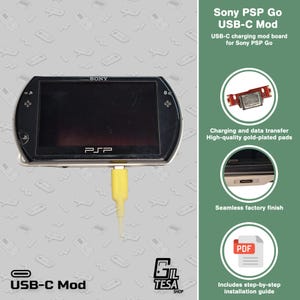 Könnte beinhalten: Schwarze Sony PSP Go Konsole mit gelbem USB-C-Ladekabel. Das Bild enthält den Text "Sony PSP Go USB-C Mod" und Details zur Lade-Mod-Platine, einschließlich Lade- und Datenübertragungsfunktionen.