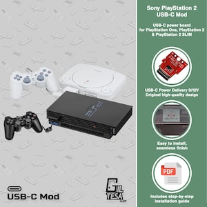 Peut inclure: Image d'une console PlayStation 2 noire, d'une console PlayStation blanche et de deux manettes de jeu. L'image comprend également une carte d'alimentation USB-C et le texte "Sony PlayStation 2 USB-C Mod".