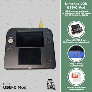 Może przedstawiać: Czarna konsola Nintendo 2DS z żółtym kablem do ładowania USB-C. Obraz zawiera tekst "Nintendo 2DS USB-C Mod" oraz informacje o płycie modyfikacji ładowania dla różnych modeli Nintendo.
