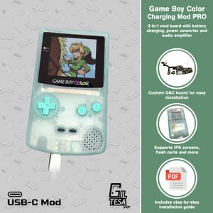 Könnte beinhalten: Ein mintgrüner Game Boy Color Handheld-Konsolen mit einem USB-C-Mod. Der Bildschirm zeigt eine Videospielszene. Der Text "GAME BOY COLOR" ist sichtbar. Das Bild enthält auch den Text "Charging Mod PRO".