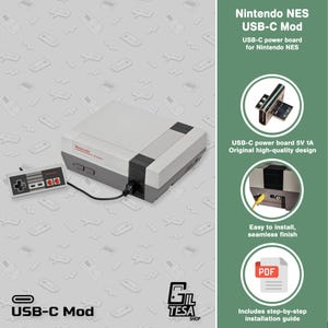 Puede incluir: Una consola Nintendo NES con un mod USB-C, un mando y una placa de alimentación. La consola es gris y blanca con una franja negra. El mando es gris y blanco con botones rojos. La imagen también incluye el texto "USB-C Mod".