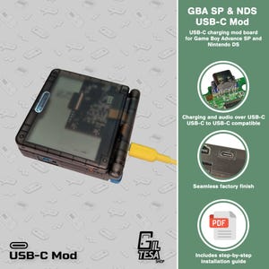 Könnte beinhalten: Ein schwarzes Game Boy Advance SP mit einer transparenten Vorderseite, verbunden mit einem gelben USB-C-Kabel. Das Bild enthält Text: "GBA SP & NDS USB-C Mod" und "USB-C charging mod board for Game Boy Advance SP and Nintendo DS."