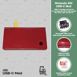 Pode incluir: Um console Nintendo DSi vermelho com um cabo de carregamento USB-C amarelo conectado. A imagem inclui o texto "Nintendo DSi USB-C Mod" e detalhes sobre a placa de modificação, incluindo "Porta USB-C reversível" e "Fácil de instalar, acabamento perfeito."
