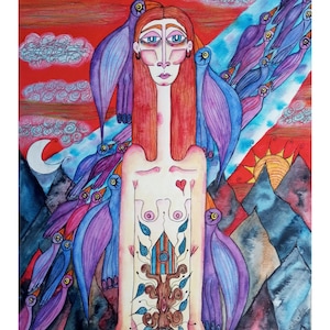 以下が含まれることがあります： 赤い長い髪の女性を描いた水彩画。彼女は紫と青の鳥の群れに囲まれている。女性は胴体に小さな家が描かれており、そこから木が生えている。背景は雲と山のある赤と青の空です。