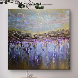 Può includere: Dipinto di paesaggio astratto con strati strutturati nei toni dell'oro, del blu e del viola. L'opera presenta un'esplosione solare radiosa nel cielo ed effetti di vernice gocciolante, creando un'atmosfera serena e artistica.