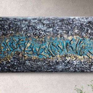 Può includere: Dipinto astratto con una superficie strutturata. Il dipinto presenta un design blu e oro su sfondo nero.