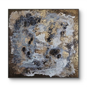 Può includere: Dipinto quadrato astratto con cornice marrone scuro. L'opera presenta una superficie strutturata con toni oro, neri e argento. Il design ha un aspetto fluido e organico, con colori che si fondono e si sovrappongono.
