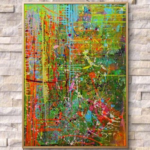 Può includere: Dipinto astratto con un design colorato e stratificato. Il dipinto presenta una miscela di colori vivaci, tra cui verde, giallo, arancione, rosso, blu e rosa. I colori sono applicati in una varietà di texture, tra cui schizzi, strisce e linee. Il dipinto è incorniciato in una cornice dorata.