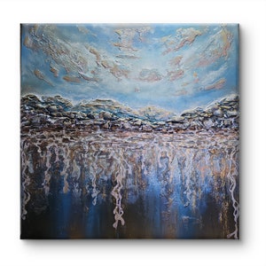 Può includere: Dipinto astratto quadrato con una scena paesaggistica strutturata. L'opera presenta un cielo blu con nuvole strutturate, un orizzonte roccioso e una superficie d'acqua riflettente. La tavolozza dei colori comprende blu, marroni e bianchi.
