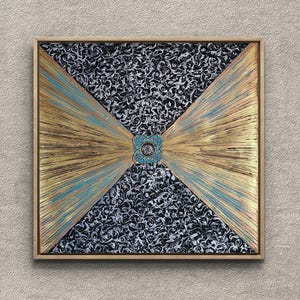 Può includere: Opera d'arte quadrata incorniciata con uno sfondo strutturato in bianco e nero. Sezioni dipinte in oro e verde acqua si irradiano da un motivo floreale centrale in oro e verde acqua. L'opera è racchiusa in una cornice di legno marrone chiaro.