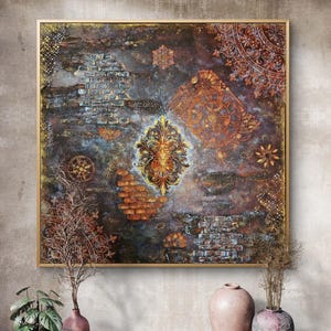 Può includere: Opera d'arte astratta in una cornice dorata. Il dipinto presenta una superficie strutturata con motivi di mattoni, orologi e floreali in tonalità di marrone, arancione e blu. L'opera d'arte ha un'estetica vintage e antica.