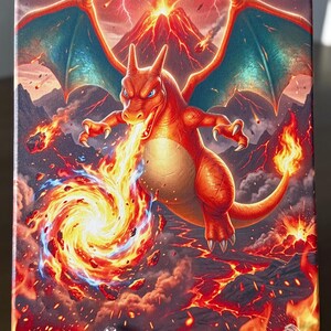Può includere: Una stampa su tela rettangolare con una vivace illustrazione di una creatura bipede arancione simile a un drago con ali color ottanio, che sputa un vortice di fuoco. Lo sfondo raffigura un paesaggio vulcanico con lava in eruzione.