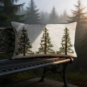 Broderat julgranskuggord: Juldekoration i linneblandning