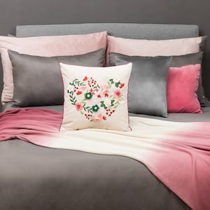 Funda de almohada bordada de 45 x 45 cm, decorativa, con detalles florales, ideal como regalo de verano para cama o sofá.